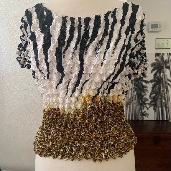 F.C Popcorn top in black, white, yellow, brown and gold. Short sleeves. - Picture 1 of 14